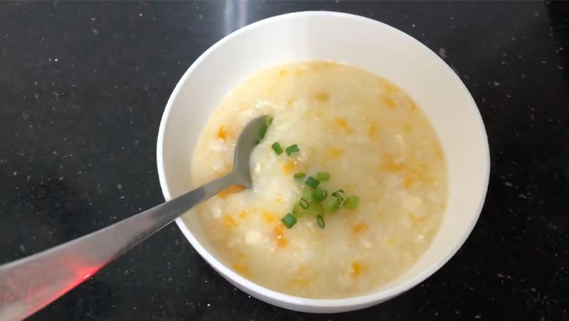 Cháo cá lóc nấu bí đỏ cho bé ăn dặm, bát cháo màu vàng cam đẹp mắt